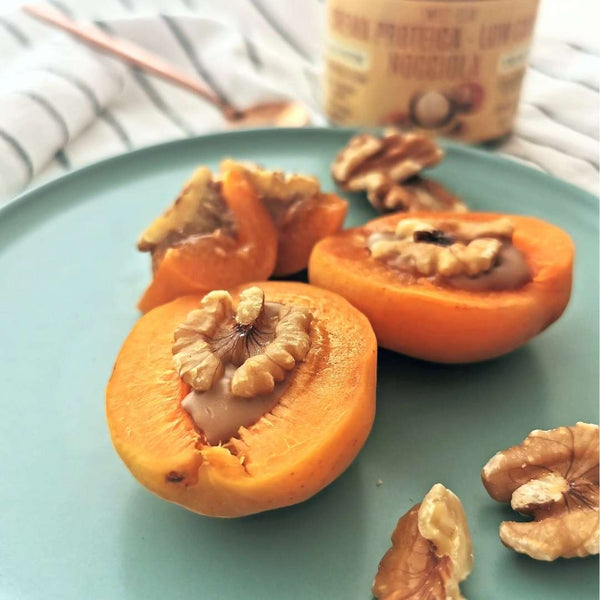 ALBICOCCHE RIPIENE CON CREMA PROTEICA ALLA NOCCIOLA E NOCI