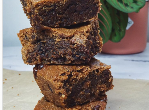BLONDIES AL BURRO DI ARACHIDI E GOCCE DI CIOCCOLATO