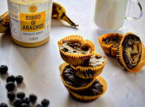 MUFFIN ALLA BANANA E BURRO D’ARACHIDI CIOCCOLATO BIANCO E COCCO