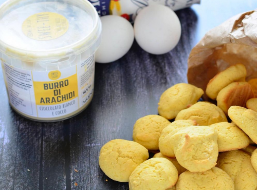 BISCOTTI DI FROLLA MONTATA CON BURRO DI ARACHIDI CIOCCOLATO BIANCO E COCCO
