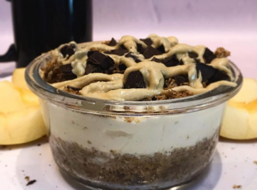 CHEESECAKE VEGANA AL BURRO DI ARACHIDI CIOCCOLATO BIANCO E COCCO